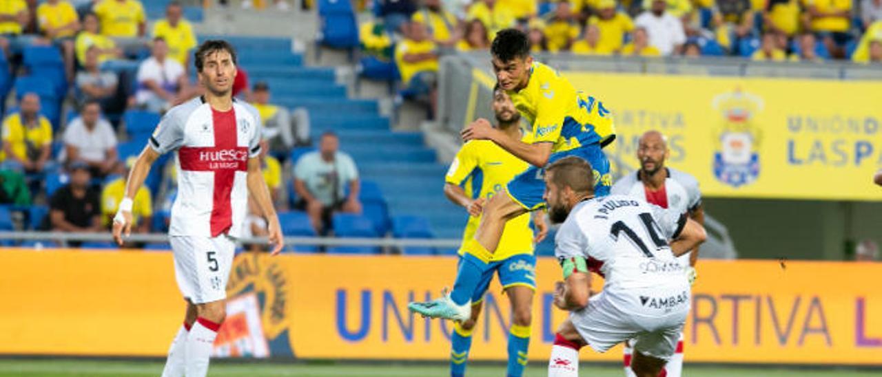 Pedri González remata de cabeza en el partido frente a la SD Huesca, campeón de esta temporada, entre Mosquera y Pulido