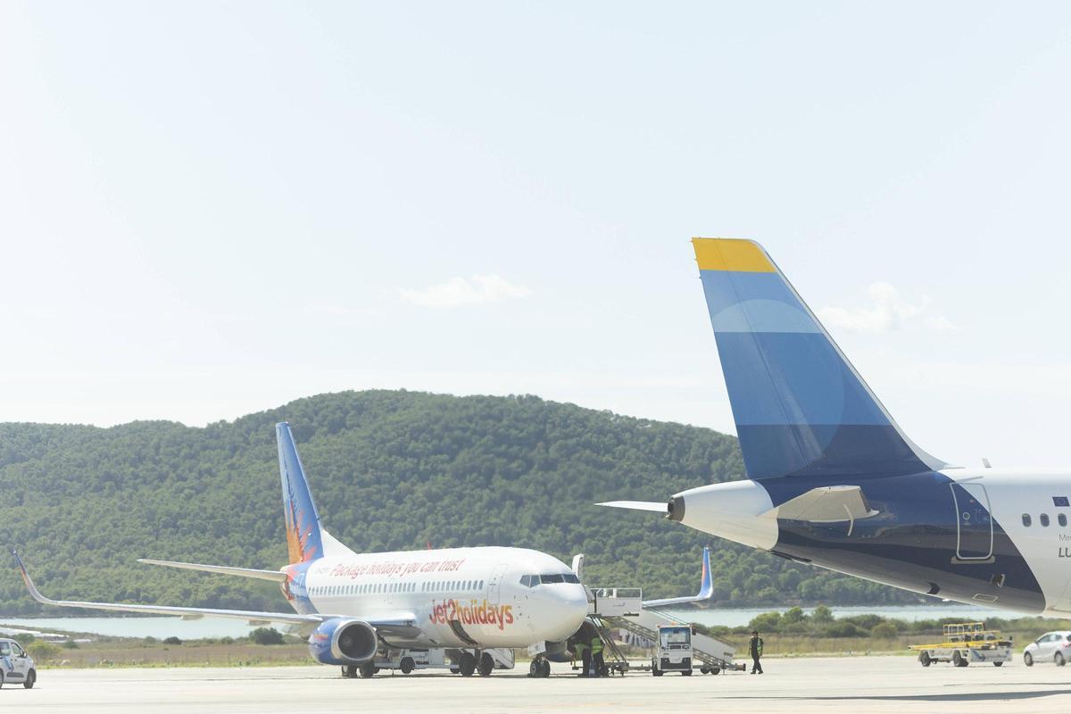 Aviones en la pista del aeropuerto de Ibiza, el verano pasado.