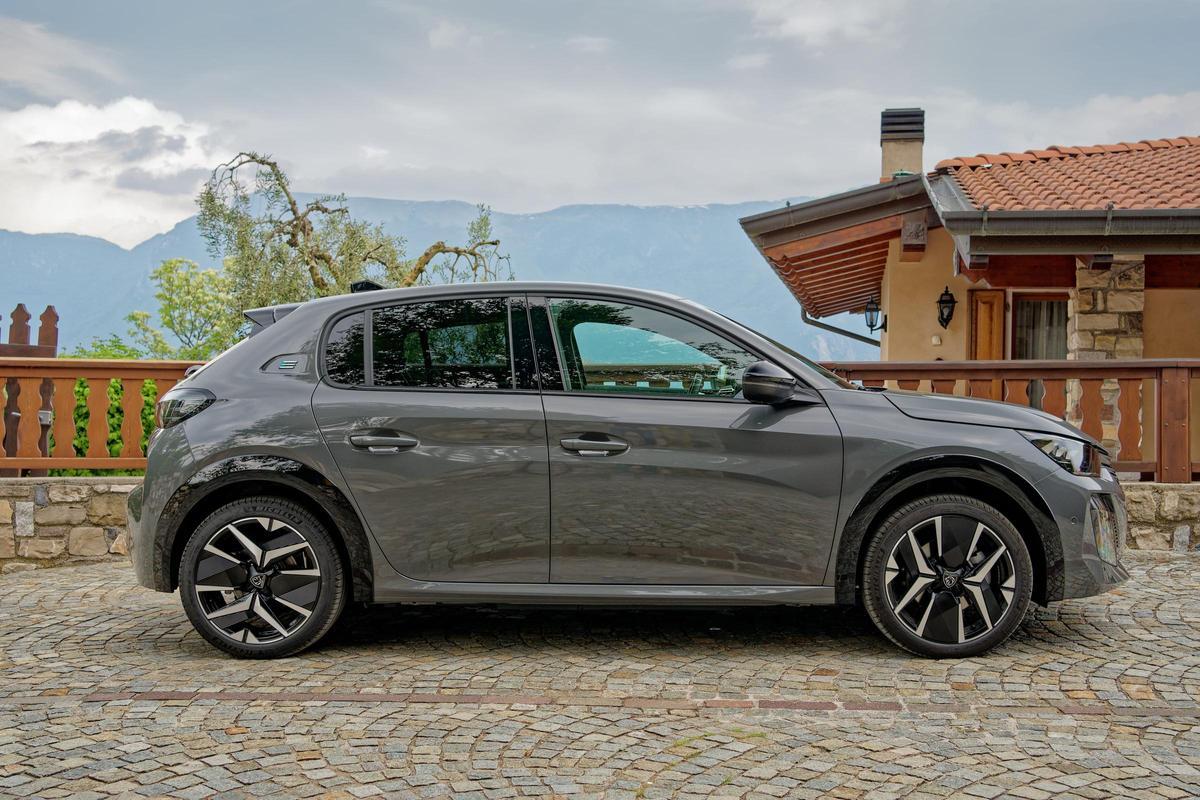 Las funciones de ayuda a la conducción disponibles en el Peugeot 208 refuerzan la seguridad y el rendimiento de esta berlina compacta