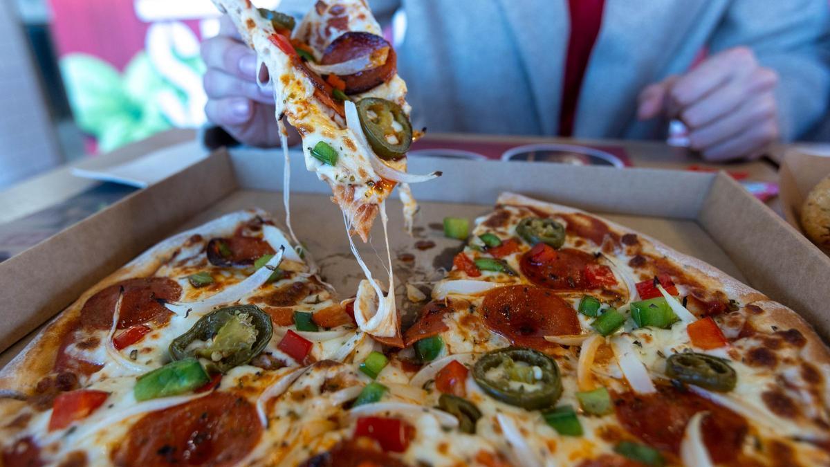 Servipizza elabora artesanalmente la masa de sus pizzas.