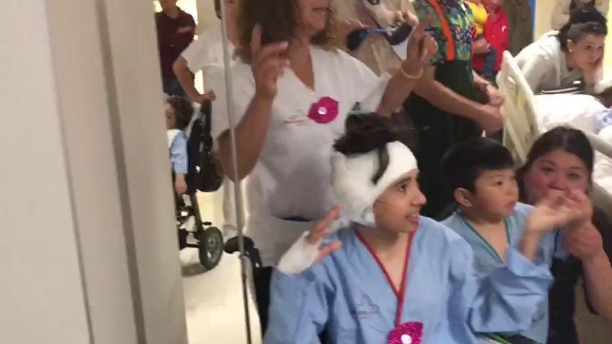 La Arrixaca celebra el Día del Niño Hospitalizado con un lanzamiento de besos