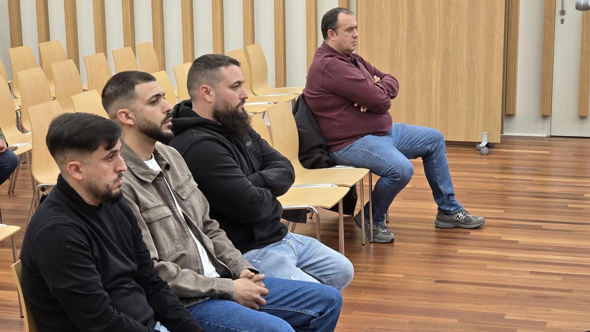 Los cuatro acusados, el pasado viernes en la Audiencia de Vigo.