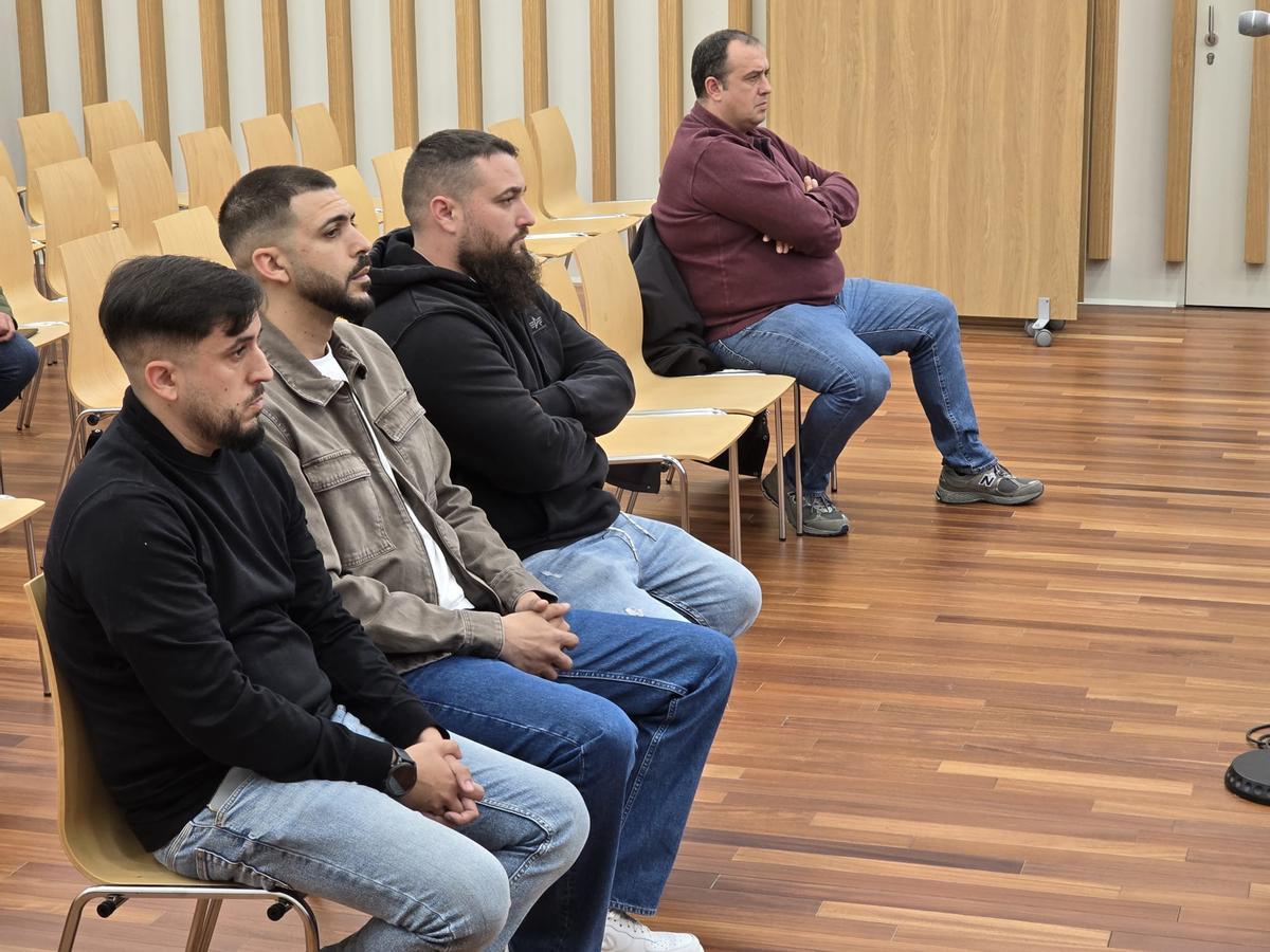 Los cuatro acusados, esta mañana en la Audiencia de Vigo.