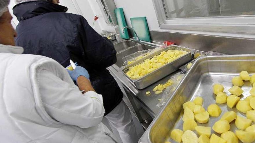 Dos cocineras preparan el menú en un hospital gallego.