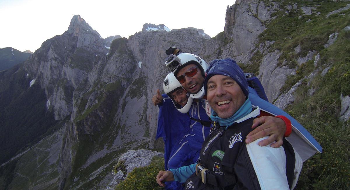 Armando del Rey, Darío Barrio y Carlos Suárez, antes de uno de sus saltos.