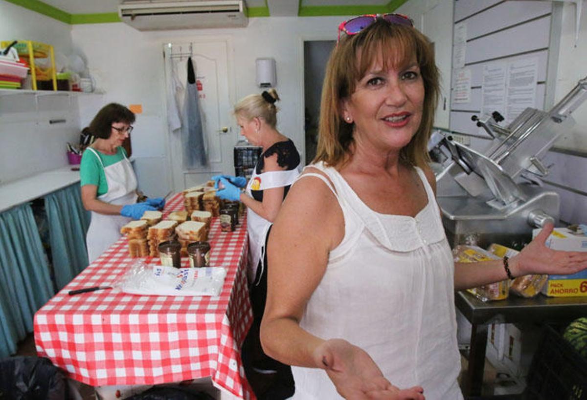 Elena Jiménez, fundadora de Corazones Malagueños, en el local del Camino de San Rafael.