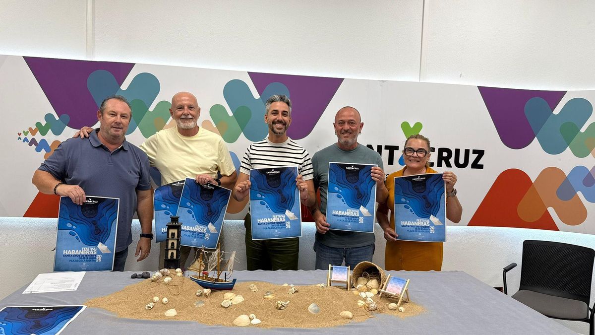 Representantes de los tres grupos de la modalidad libre del Festival de Habaneras, con el concejal de Fiestas.
