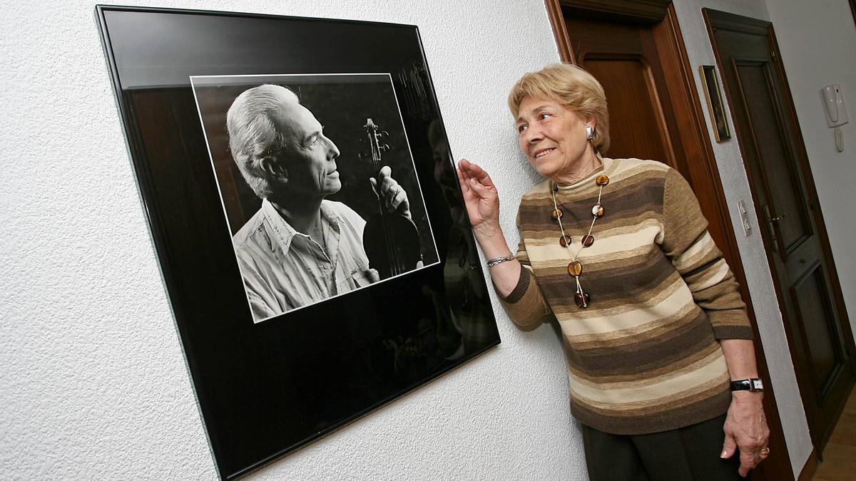 Lluïsa Padrosa, a casa seva, amb la mirada posada sobre una fotografia del seu marit, Agapit Torrent