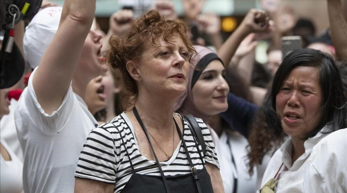 zentauroepp44044521 hundreds of activists  including actress susan sarandon  cen180629124451