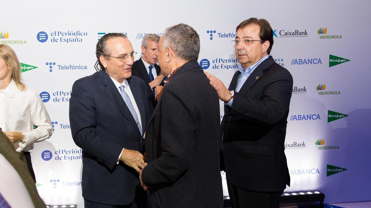 Javier Moll saluda a José María Álvarez, secretario general de UGT, en compañía de Guillermo Fernández Vara, presidente de la Junta de Extremadura.