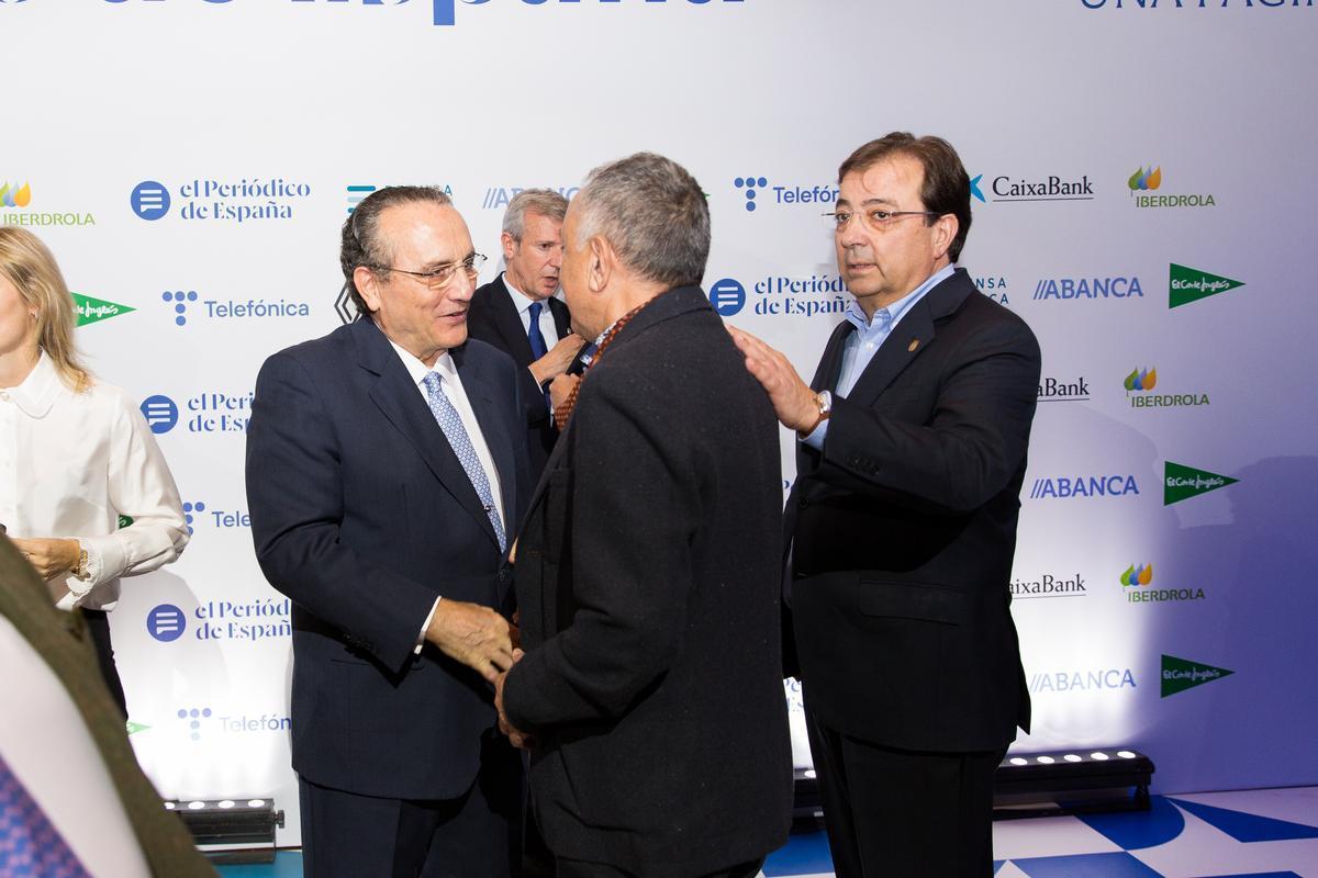 Javier Moll saluda a José María Álvarez, secretario general de UGT, en compañía de Guillermo Fernández Vara, presidente de la Junta de Extremadura.