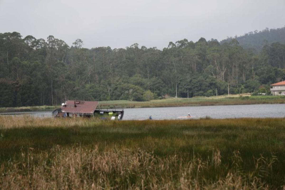 El barco encallado anoche en el río Ulla, a la altura de Catoira, ocupa un importante espacio natural.