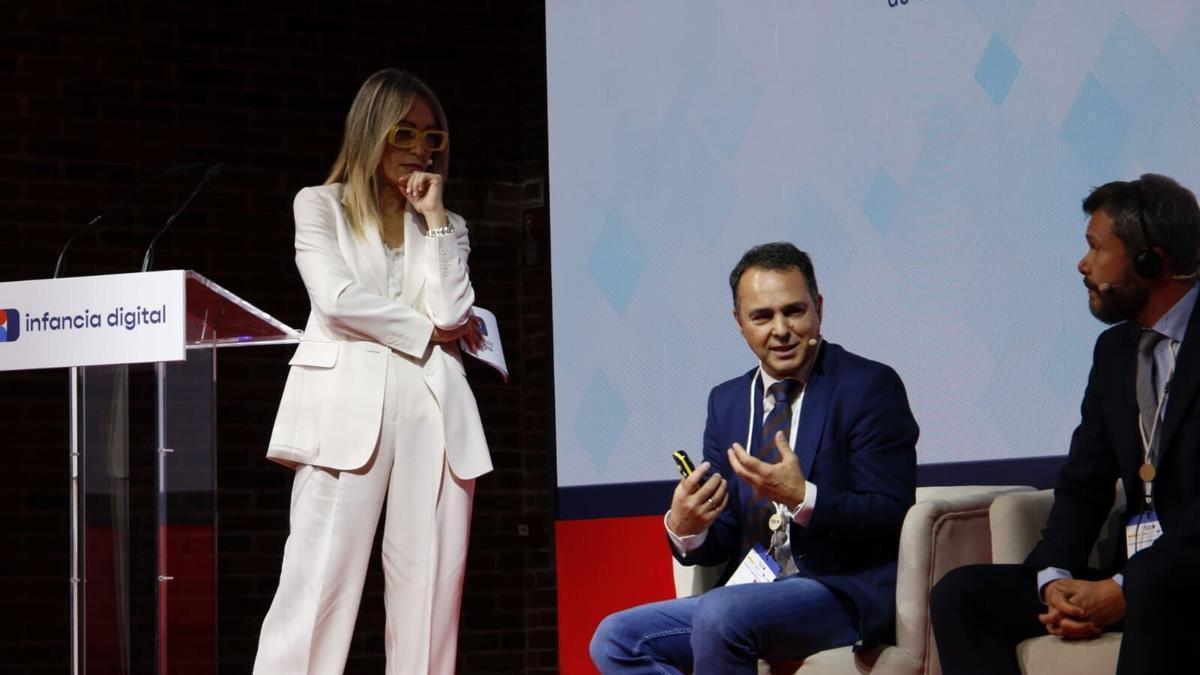 Presentación en Madrid de ‘Infancia, adolescencia y bienestar digital’, informe de Unicef, Red.es y la Universidad de Santiago de Compostela. En imagen, el profesor de la USC Antonio Rial Boubeta (c), codirector de dicho texto.