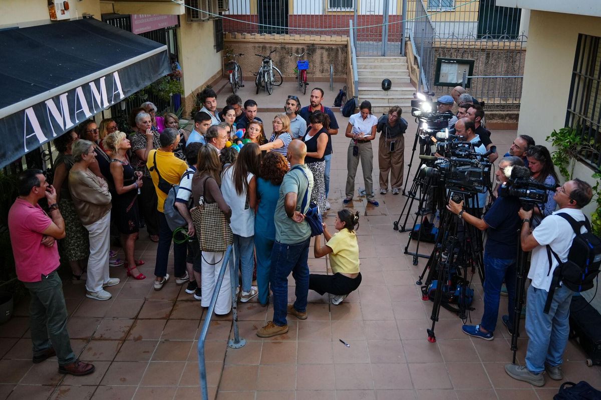 El abogado de la asociación AMAMA, Manuel Jiménez Soto atiende a los medios de comunicación. A 7 de octubre de 2025 en Sevilla, Andalucía (España). La Asociación de Mujeres con Cáncer de Mama (Amama) celebra este martes una reunión en Sevilla con el objetivo de identificar y conocer a las mujeres afectadas por los errores en el programa andaluz de cribado. El encuentro busca recopilar testimonios, cuantificar los casos y decidir las medidas a adoptar ante esta situación. 07 OCTUBRE 2025 Francisco J. Olmo / Europa Press 07/10/2025. MANUEL JIMÉNEZ;Francisco J. Olmo;