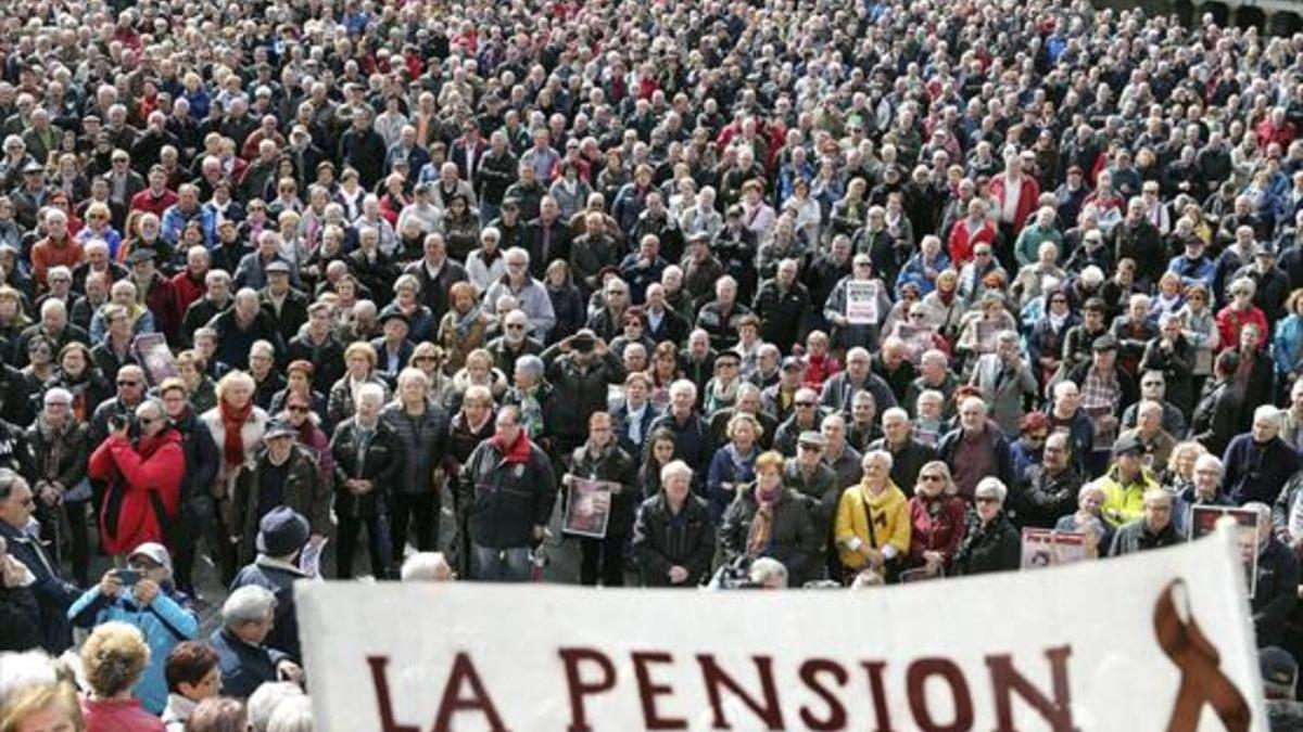 Aspecto de la multitudinaria manifestación de pensionistas que recorrió ayer las calles de Bilbao.