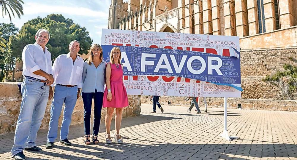 Una pegada de carteles con algún candidato nuevo