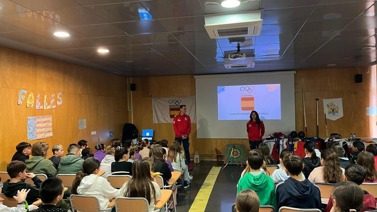 Deportistas del Proyecto FER se unen a Javier García y Belén Esterlich para acercar los valores del deporte y el olimpismo a los más pequeños.