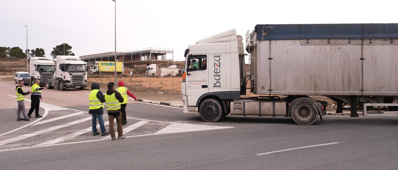Piquetes informativos deteniendo un camión en una de las rotondas de acceso al polígono de El Fondonet, en Novelda.