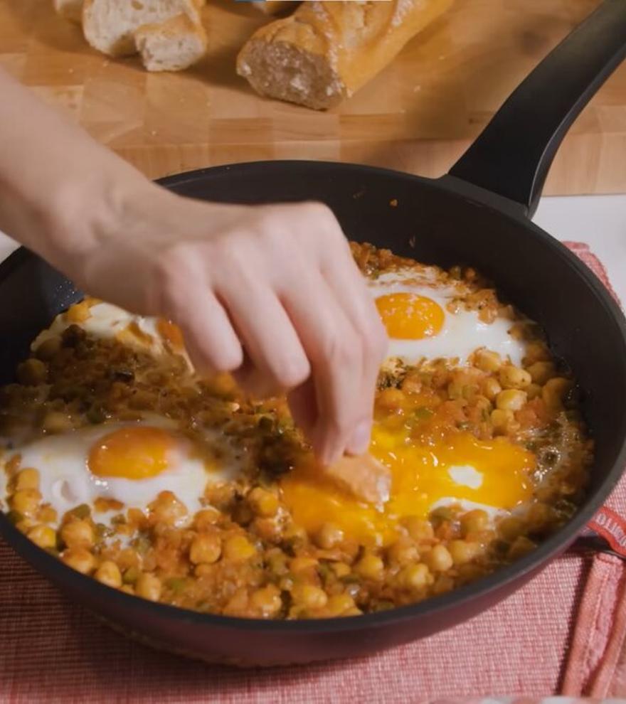 Esta es la receta más saludable, fácil y barata de huevos con garbanzos y verduras