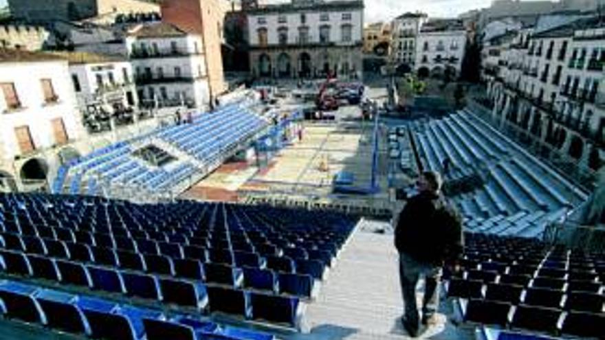 La pista para el World Pádel Tour toma forma en la plaza Mayor de Cáceres