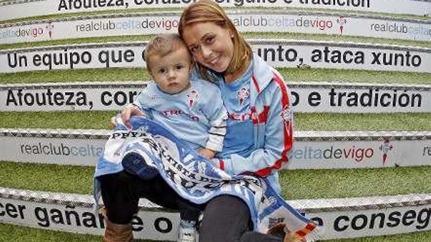 Marta Sainz, con su ahijado Yoel.  // Marta G. Brea