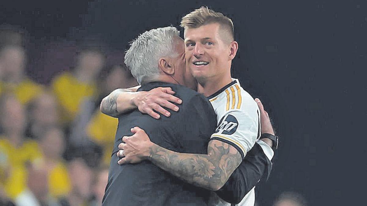 Toni Kroos abraza a Ancelotti en la final de la Champions.