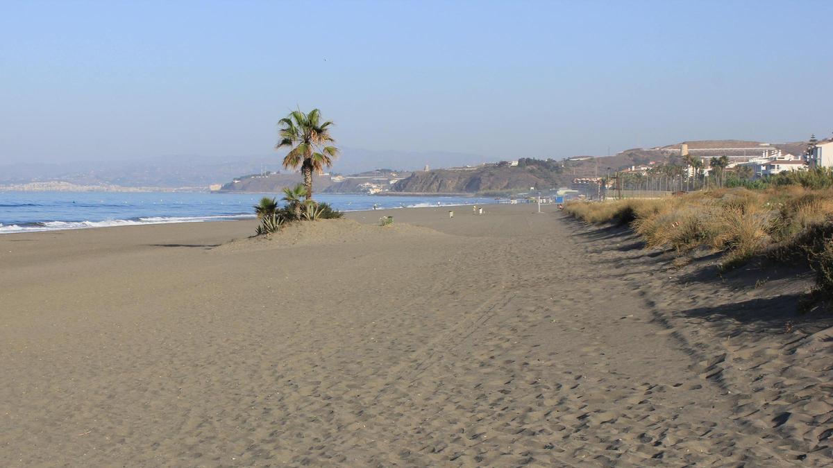 La playa del Cenicero, en Torrox, un litoral desconocido con 'Bandera Azul'