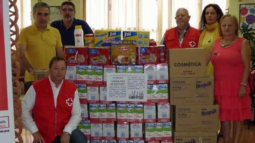 Manuel González, Eloy Leiguarda, Luis Miguel Gómez, Fernando Frías, Carmen López y Adonina Rubio, con la donación.