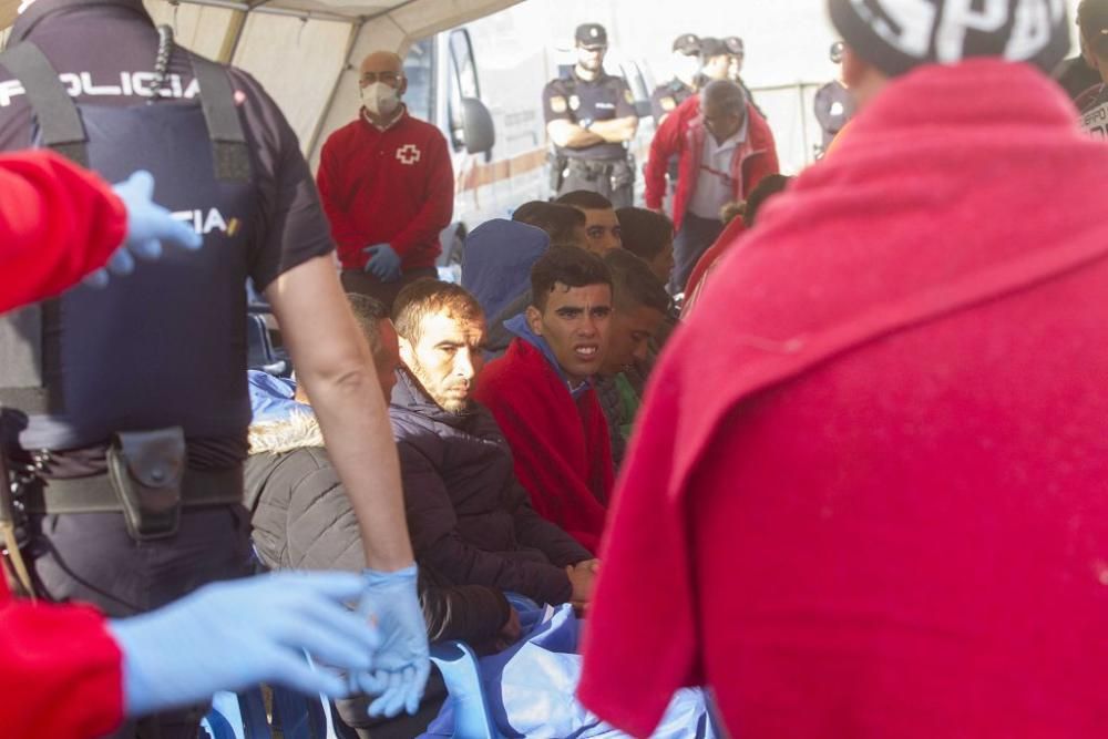 Llegada al puerto de Cartagena de los inmigrantes rescatados en el mar