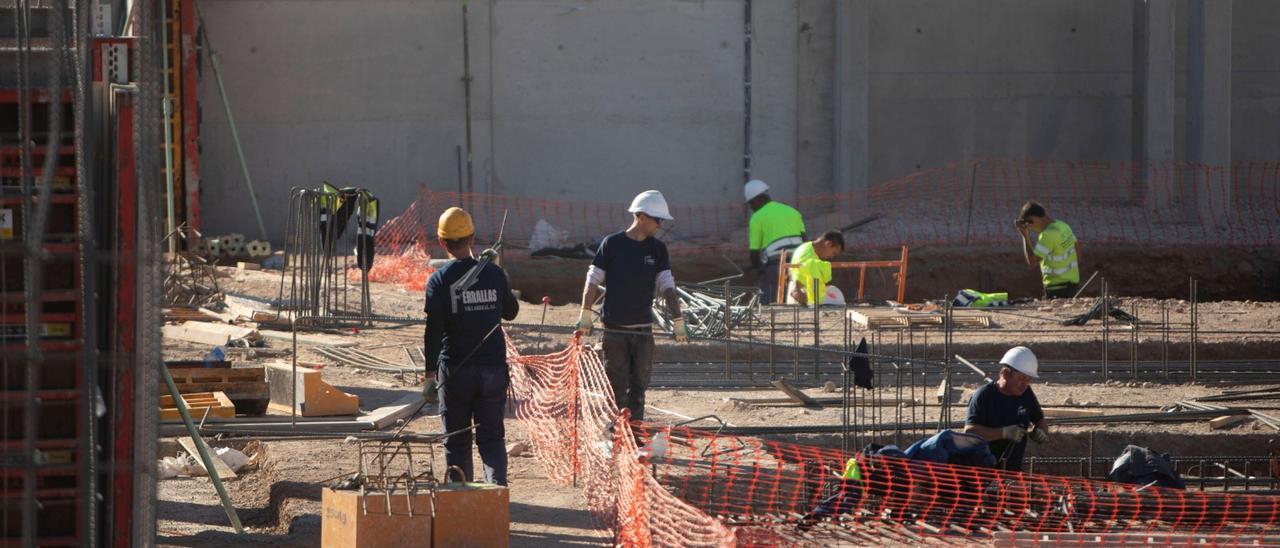 Los trabajos de inicio de las obras del hotel en Sagunt.