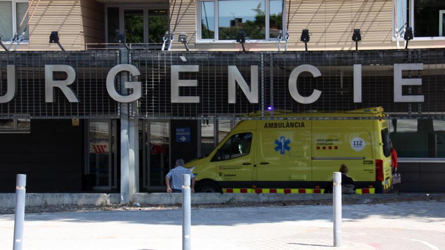 Entrada de l&#039;edifici d&#039;Urgències de l&#039;Hospital Arnau de Vilanova de Lleida en el moment de l&#039;arribada d&#039;una ambulància