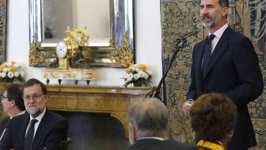 Felipe VI interviene ante el patronato del Instituto Cervantes en presencia de Mariano Rajoy. // Efe