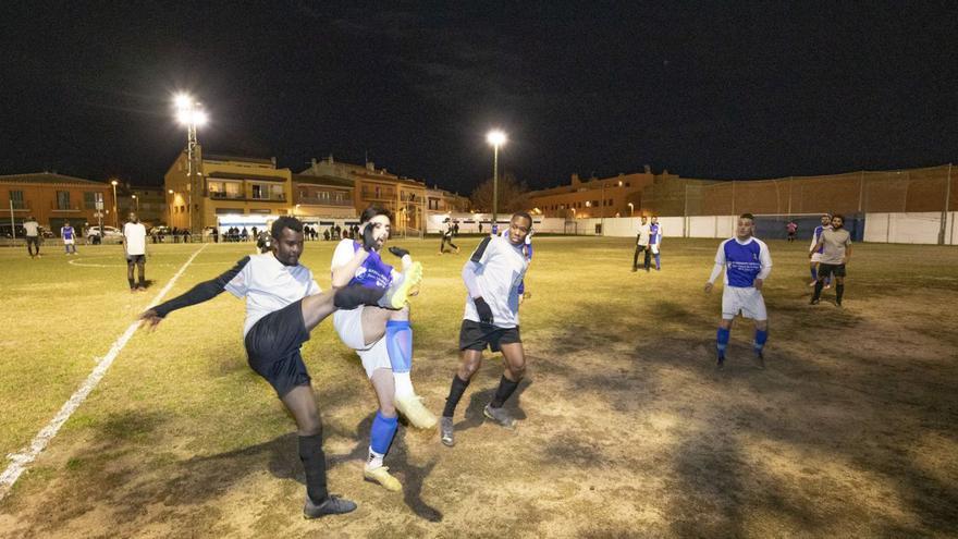 El club de futbol del Recreativo Marca celebra l&#039;estrena de la nova seu a Figueres