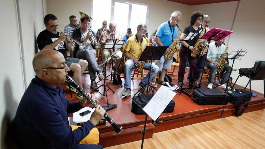 Integrantes de la charanga &quot;Ventolín&quot;, ayer, en un ensayo.