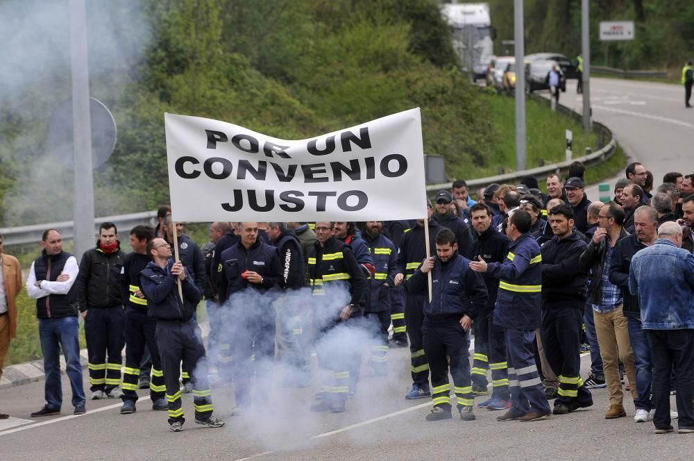 Los trabajadores de Thyssenkrupp en Mieres cortan la carretera