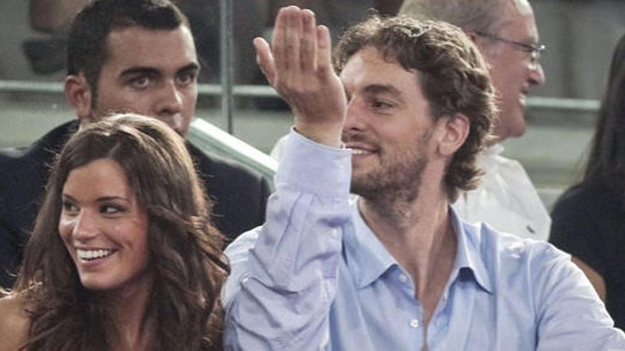 Pau Gasol junto a Silvia López.