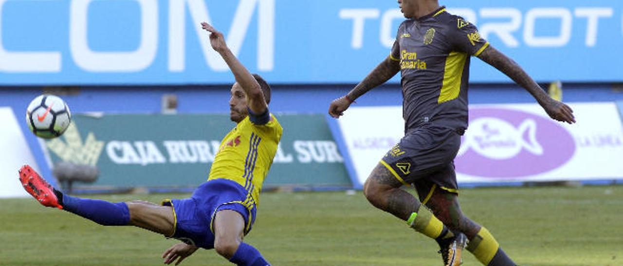 Sergio Araujo lucha por un balón con el defensa del Cádiz Servando, durante la primera semifinal del Trofeo Carranza.