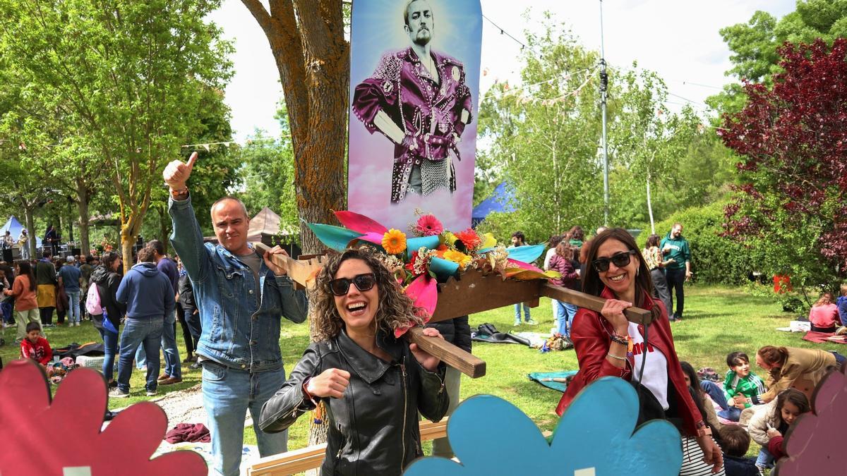 La imagen de Tino Casal, llevada en procesión durante la romería pop celebrada en Zamora