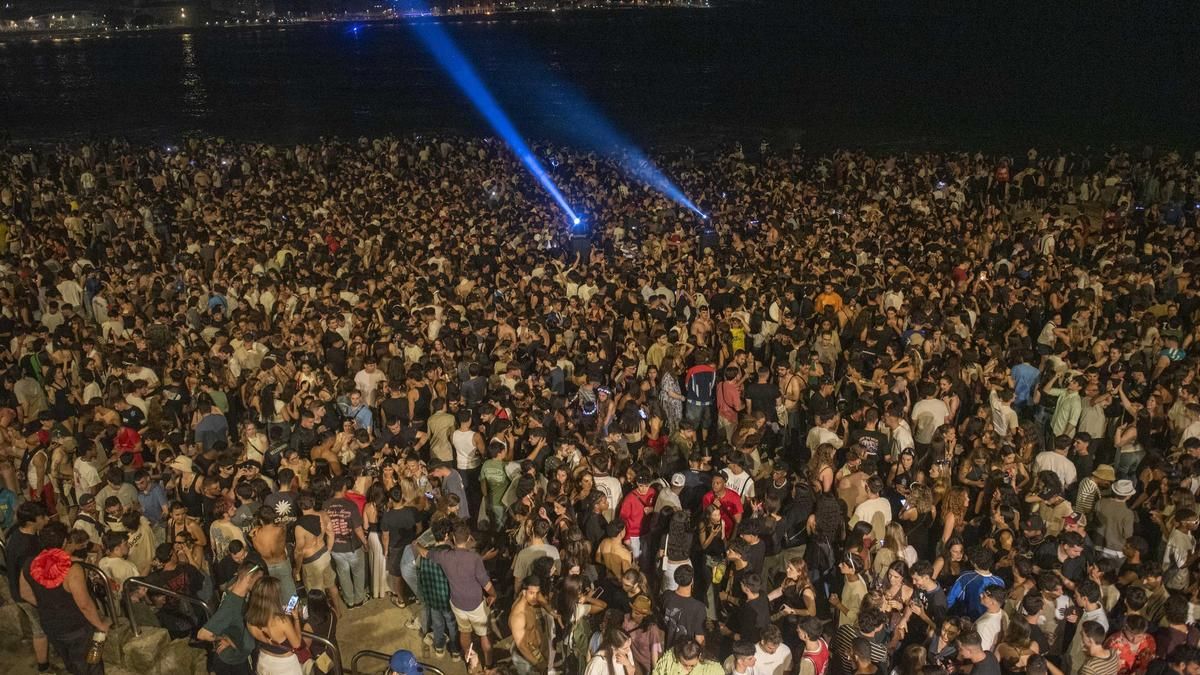 Multitudinaria 'rave' sanjuanera en el Orzán