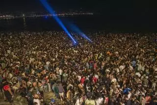 Multitudinaria 'rave' sanjuanera en el Orzán