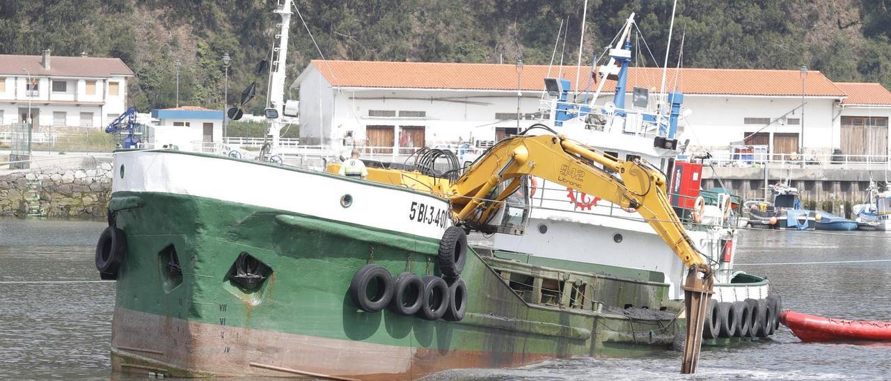 La draga trabajando el año pasado en el puerto de La Arena.