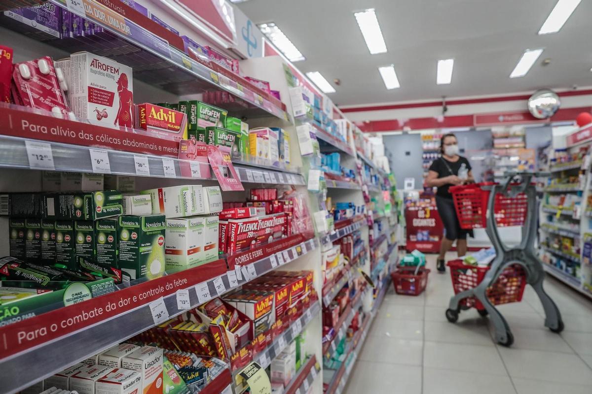 AME9073. RÍO DE JANEIRO (BRASIL), 26/06/2022.- Fotografía de un estante de medicamentos en una farmacia, el 24 de junio de 2022, en Río de Janeiro (Brasil). La falta de algunos grupos de medicamentos ha puesto en alerta a los farmacéuticos de Brasil, que piden al Gobierno intermediar para romper el bloqueo logístico agravado por los confinamientos en China y la guerra en Ucrania. El problema es "preocupante" y afecta al país "entero", aunque en grados distintos dependiendo de la región, afirma a Efe el secretario general del Consejo Federal de Farmacia (CFF) de Brasil, Gustavo Pires.EFE/ André Coelho