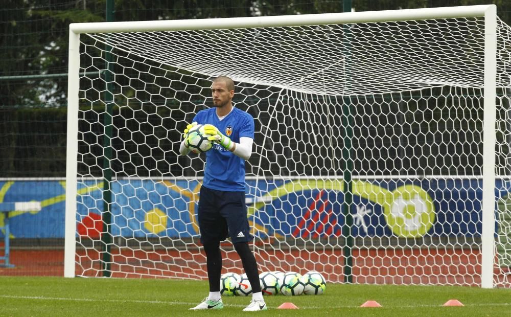 Intenso entrenamiento del Valencia en Évian-les-Bains