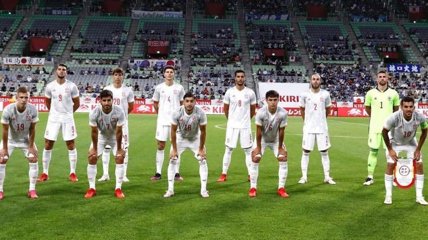 Los titulares de la selección española olímpica de fútbol, con Pau Torres, jugador del Villarreal, antes del amistoso ante Japón.