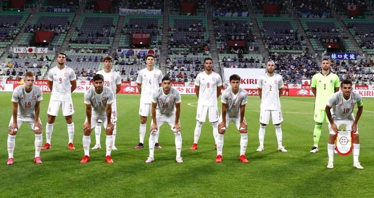 Los titulares de la selección española olímpica de fútbol, con Pau Torres, jugador del Villarreal, antes del amistoso ante Japón.