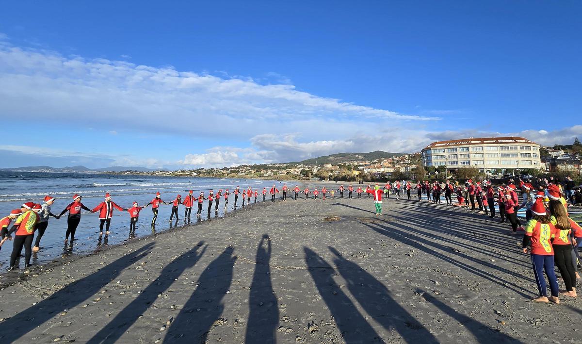 Papá Noeles surfistas solidarios al agua en Patos