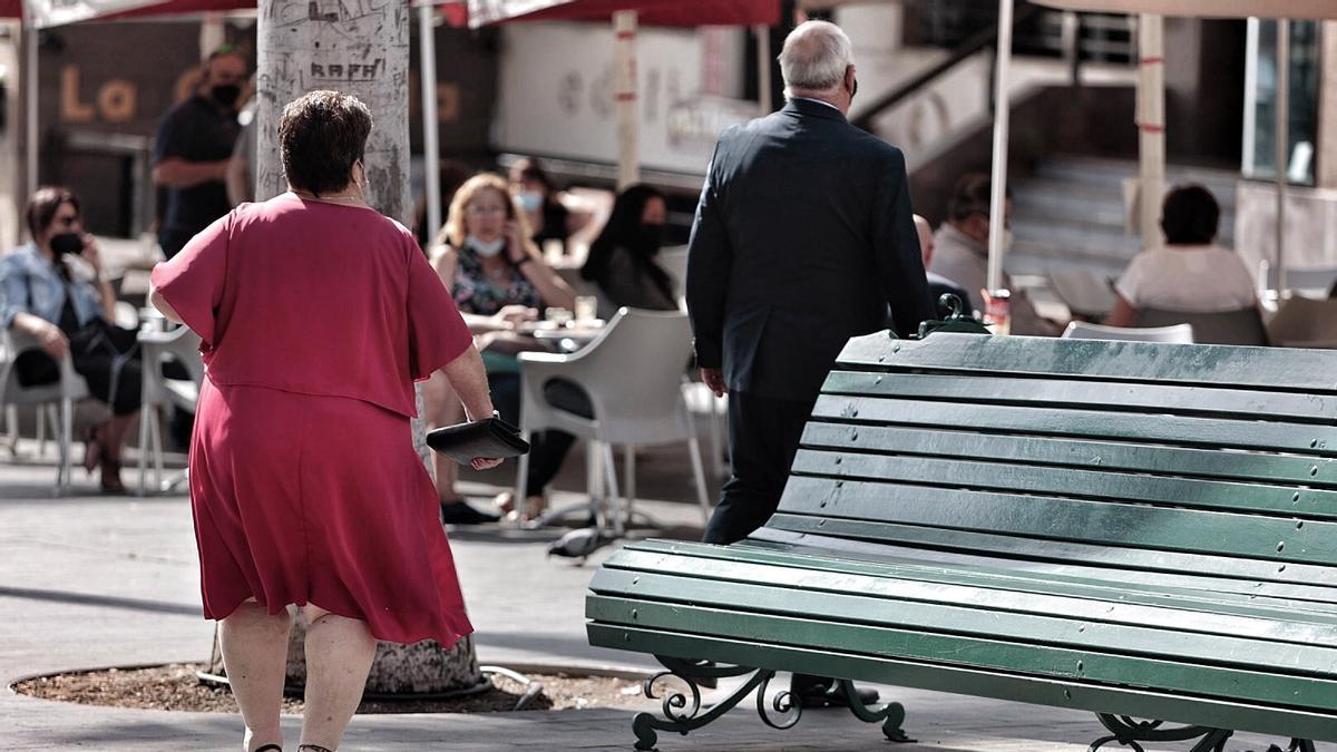 Una mujer con sobrepeso pasea por una calle de Santa Cruz de Tenerife