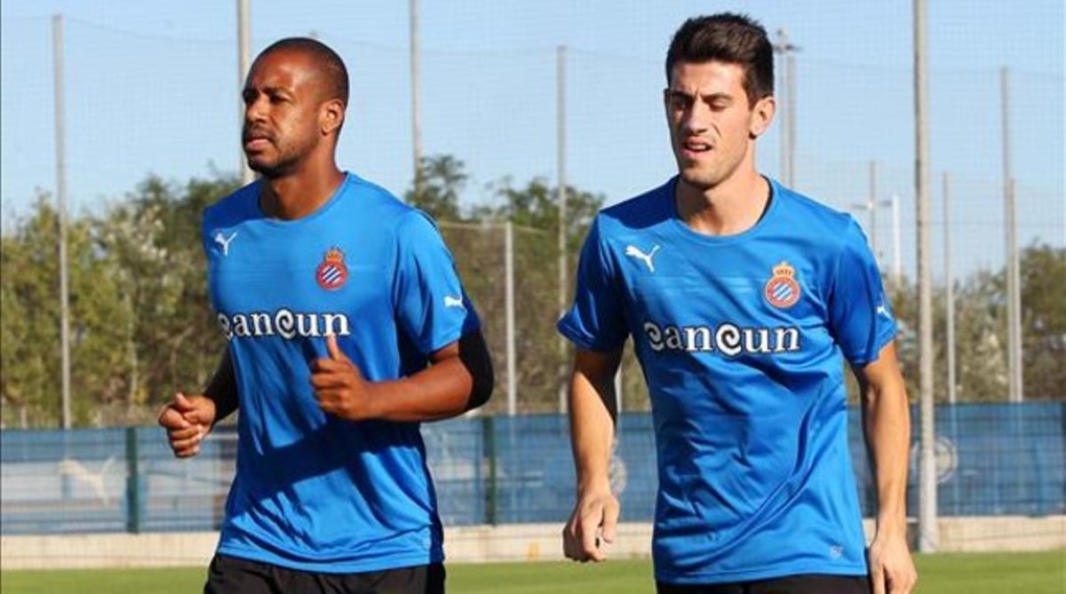 Sidnei (esquerra) i Pizzi s’exerciten a la ciutat esportiva de l’Espanyol. Sidnei (esquerra) i Pizzi s’exerciten a la ciutat esportiva de l’Espanyol.