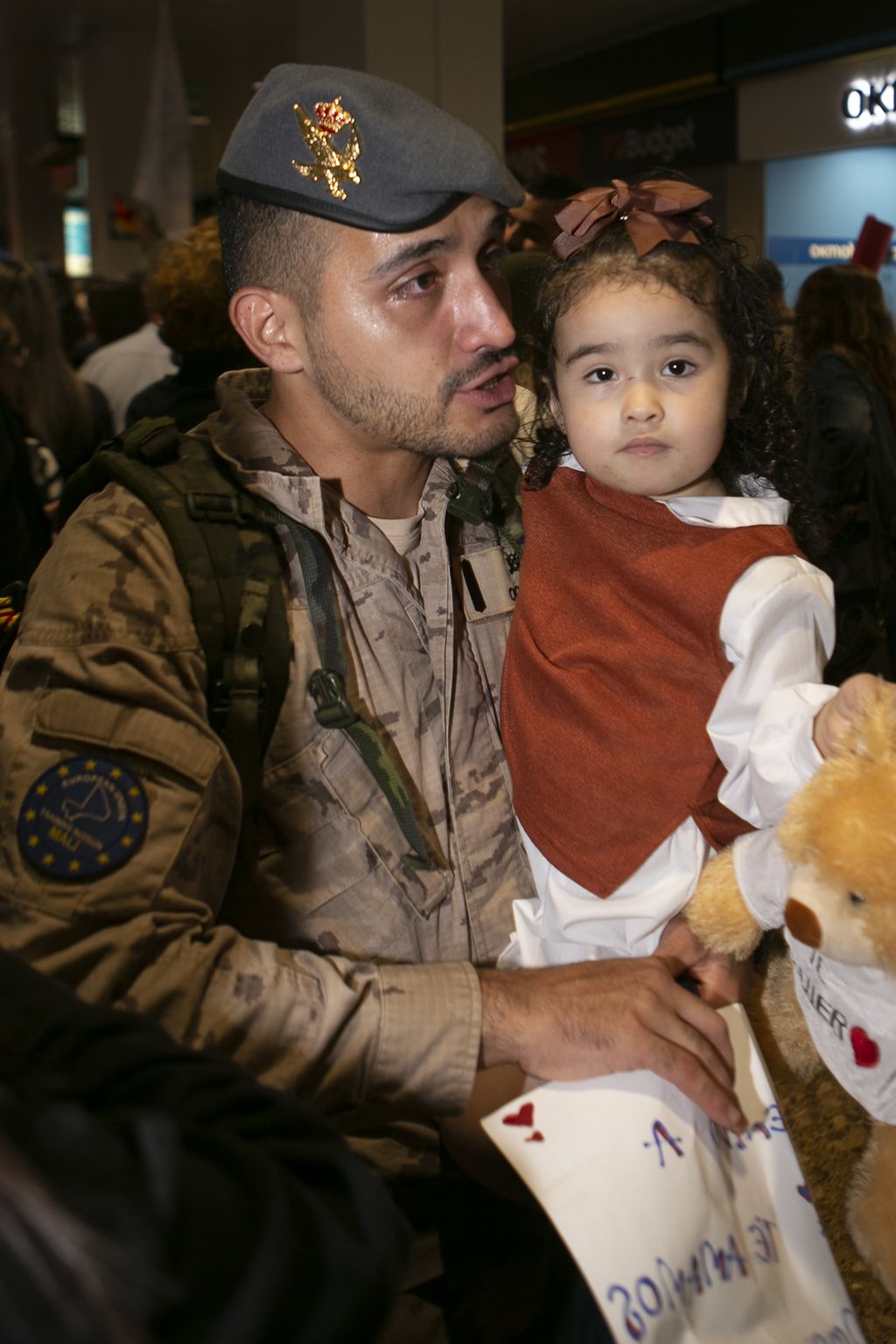 Emocionante llegada al aeropuerto de Asturias de los militares que regresaron de Mali