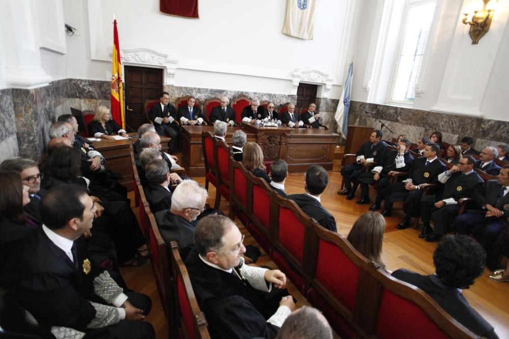 El presidente del Tribunal Superior de Xustiza de Galicia, Miguel Ángel Cadenas, ha destacado hoy que en la última década se han reducido en un 85,2 % el número de asunto pendientes.